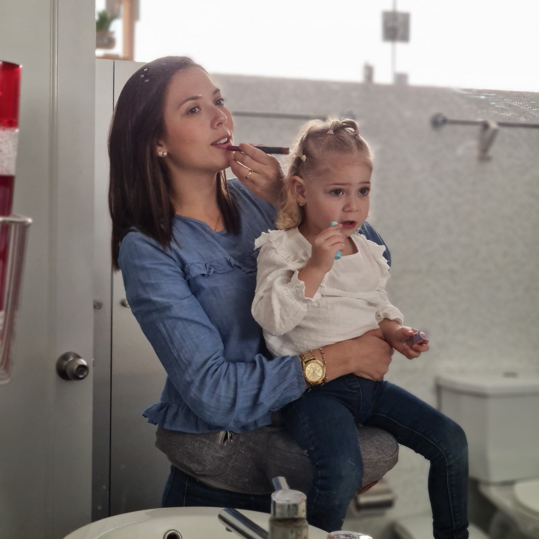 Cuidado de caderas: posiciones seguras al cargar y portear